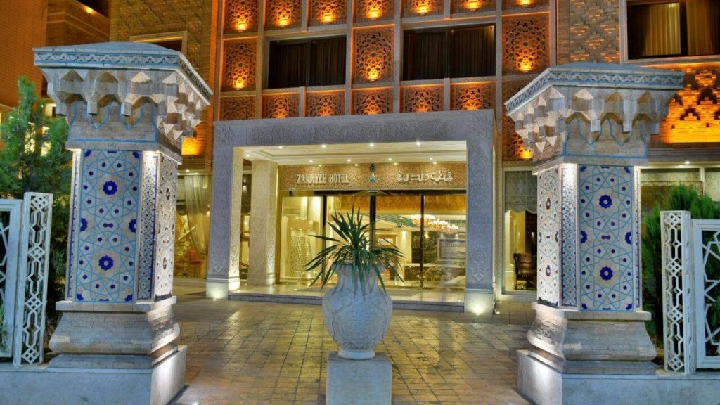 Image of -Zandieh Hotel ，一座建筑风格不同的豪华酒店。